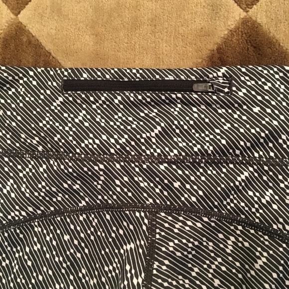 🔥🔥Nike Dri-Fit crop pants—black and white.  XS - Picture 4 of 7